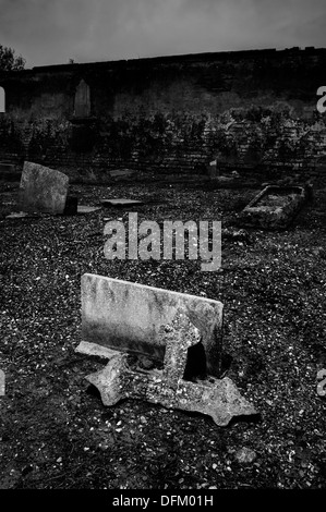 Italien. verlassenen Friedhof. gebrochen Gräber Stockfoto