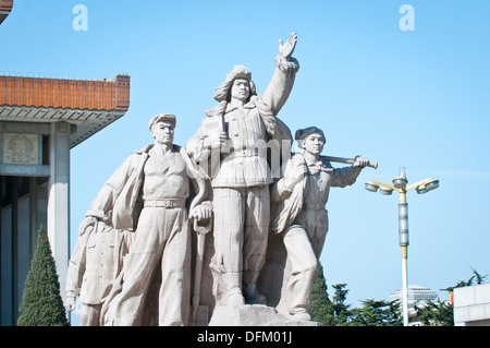 Eines der revolutionären Statuen nahe dem Eingang des Chairman Mao Memorial Hall (Mausoleum von Mao Zedong) n Peking Stockfoto