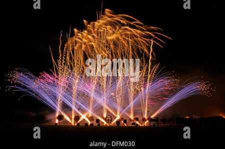 Southport, England. 6. Oktober 2013. Feuerwerk-Eintrag aus Sicherung Feuerwerk für die britische musikalischen Feuerwerk-Meisterschaft. Bildnachweis: Sue Burton/Alamy Live-Nachrichten Stockfoto