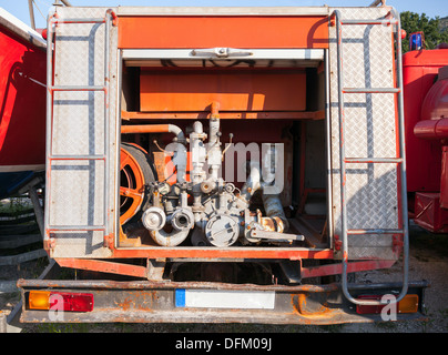 Hinten das rote Feuerwehrauto mit Wasser Pumpe Stockfoto