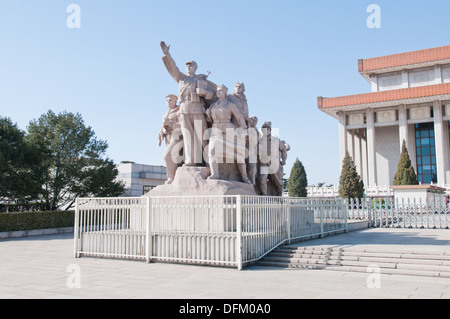 Eines der revolutionären Statuen nahe dem Eingang des Chairman Mao Memorial Hall (Mausoleum von Mao Zedong) n Peking Stockfoto