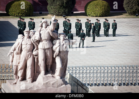 Eines der revolutionären Statuen nahe dem Eingang des Chairman Mao Memorial Hall (Mausoleum von Mao Zedong) n Peking Stockfoto