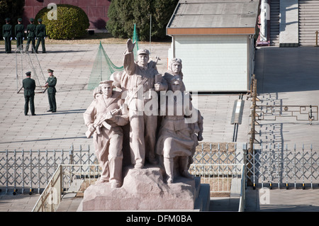 Eines der revolutionären Statuen nahe dem Eingang des Chairman Mao Memorial Hall (Mausoleum von Mao Zedong) n Peking Stockfoto