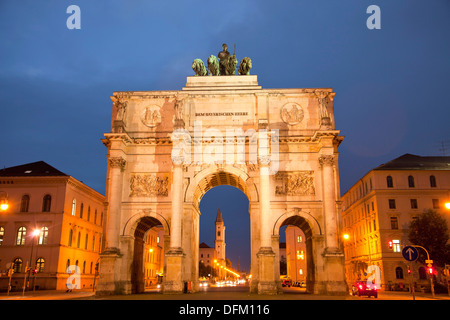 Das Siegestor (Siegestor), drei Bögen Triumphbogen in München, Bayern, Deutschland Stockfoto