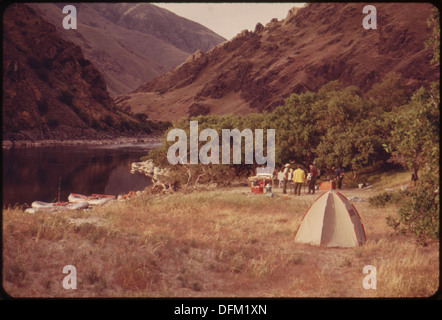 MORGEN AM CAMPINGPLATZ AM SNAKE RIVER IM HELLS CANYON. KNAPPEN CAMPINGPLÄTZE SIND IMMER SCHWERER EINSATZ AS AUSGESETZT... 549450 Stockfoto