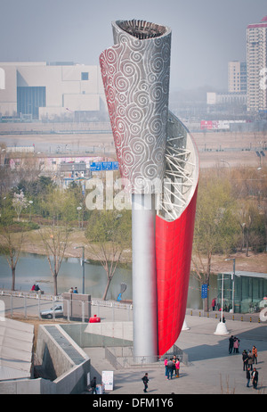 Olympische Fackel Statue im Olympic Green im Chaoyang District, Beijing, China-Build für die Olympischen Sommerspiele 2008 Stockfoto