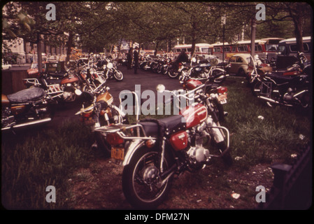 MOTORRAD-PARKPLATZ IN DER NÄHE VON BATTERY PARK IN LOWER MANHATTAN, DIE DIESE MASCHINEN DIE MENSCHEN GEHÖREN, DIE IN DIE INNENSTADT VON BÜROS 549316 ARBEITEN Stockfoto