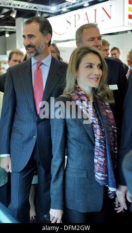 Köln, Deutschland. 7. Oktober 2013. Spanische Kronprinz Felipe und seine Frau Prinzessin Letizia Besuch Stände der spanischen Unternehmen bei der Food Messe Anuga in Köln, Deutschland, 7. Oktober 2013. Foto: HENNING KAISER/Dpa/Alamy Live News Stockfoto