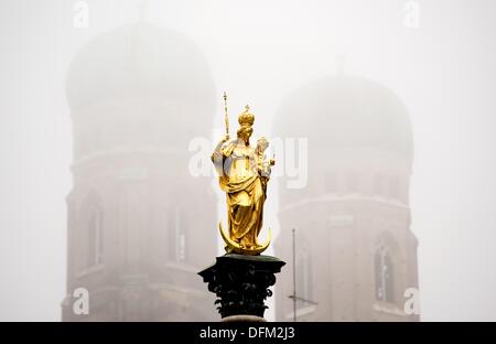 München, Deutschland. 7. Oktober 2013. Die Mariensäule steht vor den Türmen der Frauenkirche in München, 7. Oktober 2013. Foto: SVEN HOPPE/Dpa/Alamy Live News Stockfoto