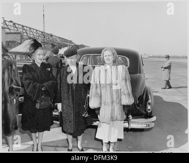 Dieses Foto zeigt Mrs. Bess Truman und ihre Tochter Margaret Truman am Flughafen in Erwartung der Rückkehr von Präsident Harry S. Truman aus seinem Urlaub in Florida, was einen persönlichen Moment im öffentlichen Leben der Familie Truman widerspiegelt. Stockfoto
