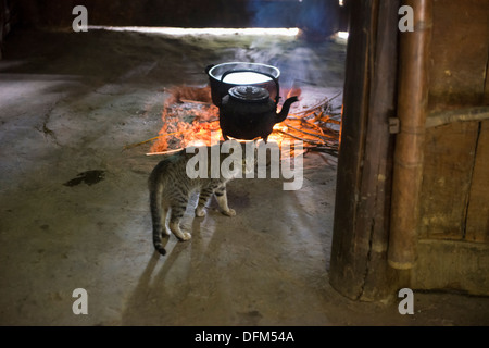 Kochen mit Holzfeuer in Haus der Minderheit Gruppe Black Hmong Familie, Sa Pa, Vietnam Stockfoto