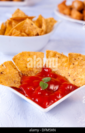 Nachos mit Ketchup in Schüssel Stockfoto
