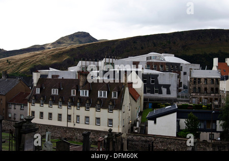 Mit Blick auf das schottische Parlamentsgebäude und dem Hügel "Arthurs Seat" im Zentrum von Edinburgh, Schottland. Stockfoto