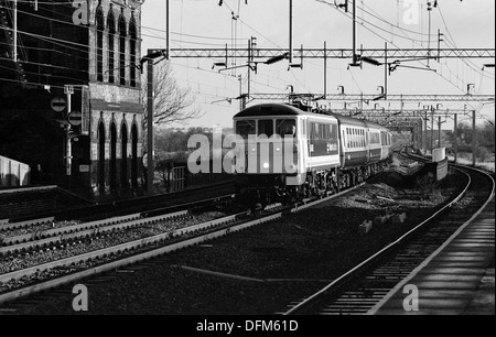 Trainieren Sie auf der West Coast Main Line vorbei Wasserturm Tamworth, Staffordshire, UK 1986 Stockfoto