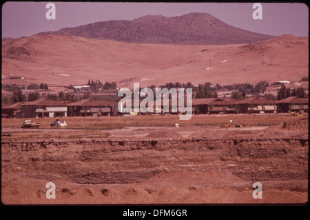 Eine neue Wohnsiedlung zeigt moderne Wohnbauten mit neu errichteten Häusern für Vorstadtleben, die mit modernen Annehmlichkeiten und nachhaltigen Merkmalen ausgestattet sind. Stockfoto