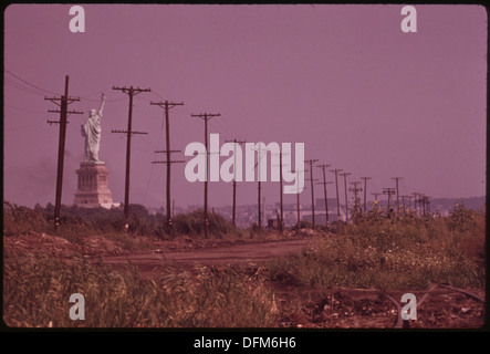 NEW JERSEY Wohnungen in der Nähe von HOBOKEN, mit der Freiheitsstatue im Hintergrund (links) 554350 Landschaft Stockfoto