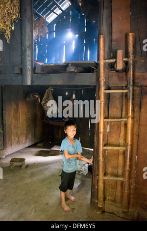 Kind im Haus der Minderheit Gruppe Black Hmong Einfamilienhaus, Sa Pa, Vietnam Stockfoto