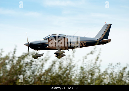 Piper PA28 Cherokee (G-AVBG) nähert sich Wellesbourne Flugplatz Stockfoto