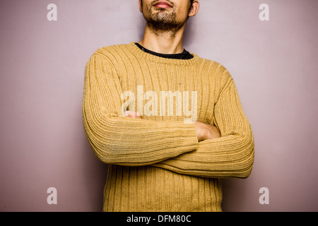 Zuversichtlich, junger Mann in gelben Pullover Stockfoto