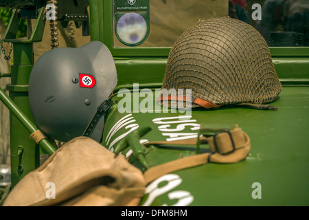 Krieg-Zeit-Helm auf Militärfahrzeug Festival in Littlehampton, Großbritannien Stockfoto