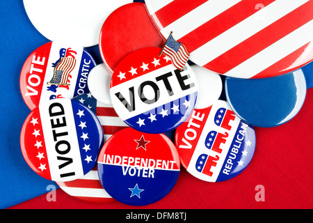 Ein Wahlkampf Politiker zeigen seine republikanischen politischen Abzeichen bei den Wahlen in den USA Stockfoto