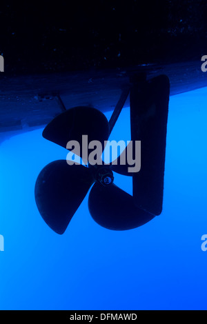 Ein Boot Propeller und Ruder auf einem großen Schiff im blauen Wasser. Stockfoto