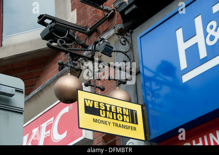 Hackney, London 2013. Pfandleiher mit drei goldenen Kugeln außerhalb und Western Union unterzeichnen Stockfoto