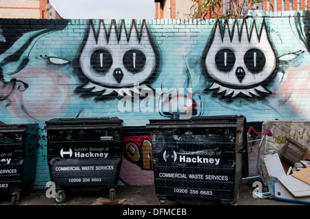 Hackney, London 2013. Graffiti und Mülltonnen. Stockfoto