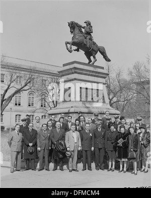 Oscar Ivanissewitsch, der argentinische Botschafter, ist mit einer Gruppe von Personen neben einer Statue eines südamerikanischen Patrioten abgebildet. Dieses Foto zeigt die diplomatischen Beziehungen und den kulturellen Stolz Argentiniens und der Region. Stockfoto