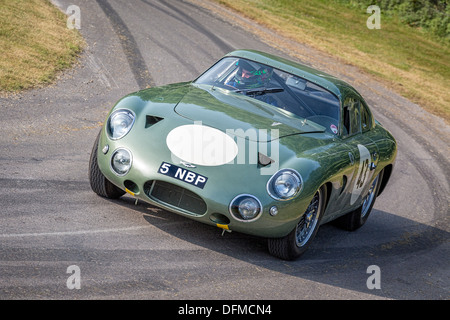 1963 Aston Martin Projekt 214 mit Fahrer Matthew Draper auf die 2013 Goodwood Festival of Speed, Sussex, UK. Stockfoto