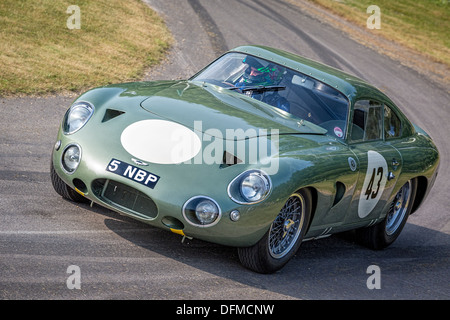 1963 Aston Martin Projekt 214 mit Fahrer Matthew Draper auf die 2013 Goodwood Festival of Speed, Sussex, UK. Stockfoto