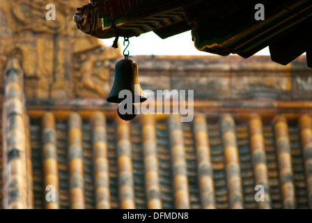 Kleine Glocke am Rande ein Pagodendach, Lama-Tempel, Peking, China Stockfoto