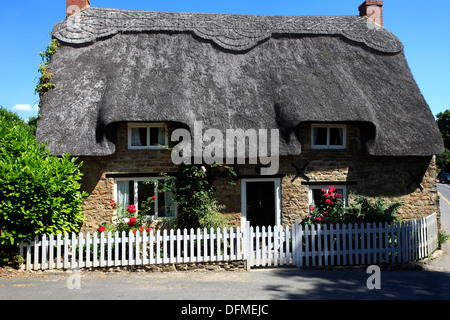 Stein-Hütten auf dem Dorfplatz, Stoke Bruerne, Northamptonshire, England; Großbritannien; UK Stockfoto