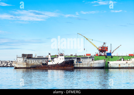 Ein Trockendock Schiffsreparaturen in Ensenada Mexiko zeigt zwei alte Arbeit Boote fertig renoviert werden Stockfoto