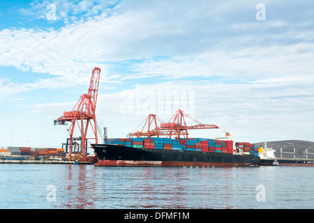 Ein Container-Tanker im Hafen für den Transport an einen anderen internationalen Ort geladen werden. Stockfoto