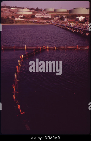 Diese Abbildung zeigt einen Teil des Auslegersystems am North East Petroleum Tanker Terminal in Tiverton, einem der größten Tankschiffterminals in der Region. Das Auslegersystem ist so konzipiert, dass Öl nicht ausläuft und die Meeresumwelt vor Ort geschützt wird. Stockfoto