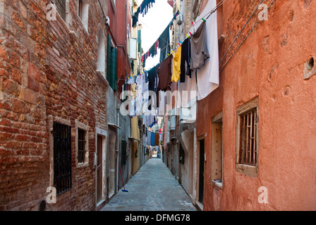 Wäsche hängen in einer engen Straße in Venedig, Italien Stockfoto