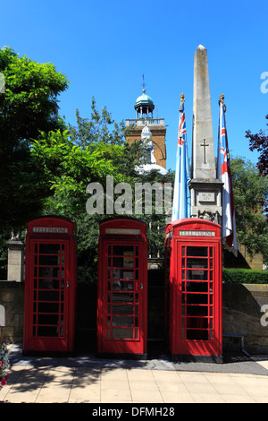 Rote Telefonzellen und Kriegerdenkmal, Stadtzentrum Straßenansicht, Northampton Town, Northamptonshire, England; Großbritannien; UK Stockfoto