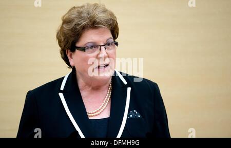 München, Deutschland. 7. Oktober 2013. Wiedergewählte Präsident des Bayerischen Landtags Barbara Stamm (CSU) spricht nach ihrer Wahl in den Bayerischen Landtag in München, 7. Oktober 2013. Die Mitglieder des Bayerischen Landtags wählen Vorstand des Landtags in der ersten und konstituierenden Sitzung des Landtages drei Wochen nach den Wahlen in Bayern. Foto: SVEN HOPPE/Dpa/Alamy Live News Stockfoto