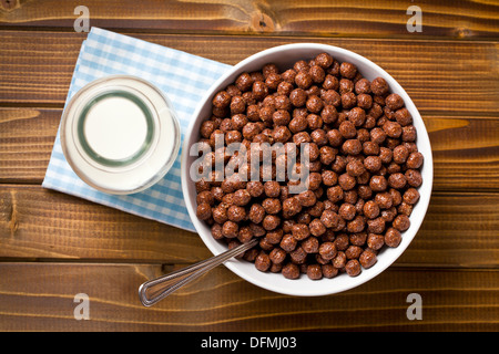 Draufsicht der Schokolade Getreide in Schüssel und Milch im Glas Stockfoto