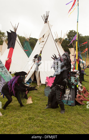 Widsith and Deor, Theatralische Aufführung im Tipi Field Glastonbury Festival 2013, Somerset, England, Großbritannien. Stockfoto