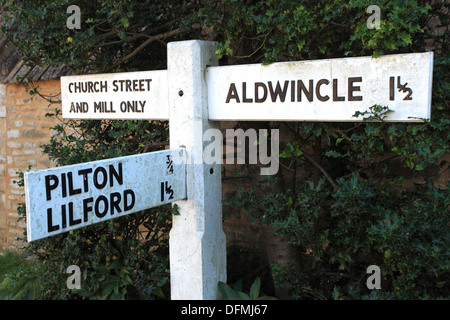 Weiße direktionale Straße Holzschild Duddingston Dorf, Northamptonshire, England; Großbritannien; UK Stockfoto