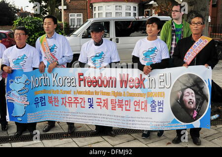 London UK, 7. Oktober 2013: A Demonstration Kämpfe für die Freiheit der spricht und fordern Schließung Gefangenenlager in Nordkorea. Nordkoreanische befinden sich in Gefängnissen nichts zu tun oder getan jedes Verbrechen und die koreanische Menschheit es Null, nichts, mehr als drei Millionen Nordkorea hat stirbt an Hunger.  Ein Demonstrant sagen, dass ihr Vater in Gefangenenlager war, nur weil er zur Arbeit in China zum Essen nach Hause zu bringen, für die Familie, auf dem Heimweg wurde er verhaftet und ins Gefängnis schicken und hat Familienmitglied an Hunger stirbt in Nordkorea Gefangenenlager gehen. Bildnachweis: Siehe Li/Alamy Live News Stockfoto