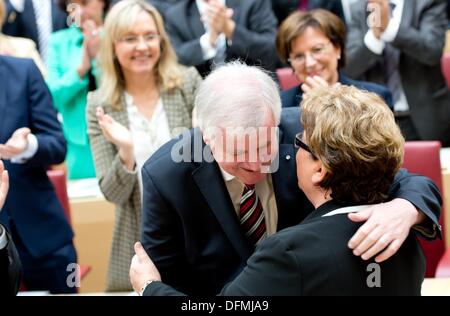 München, Deutschland. 7. Oktober 2013. Bayerischen Premier Horst Seehofer (CSU) gratuliert wiedergewählten Präsident des Bayerischen Landtags Barbara Stamm (CSU, R), im Bayerischen Landtag in München, 7. Oktober 2013. Die Mitglieder des Bayerischen Landtags wählen Vorstand des Landtags in der ersten und konstituierenden Sitzung des Landtages drei Wochen nach den Wahlen in Bayern. Foto: SVEN HOPPE/Dpa/Alamy Live News Stockfoto