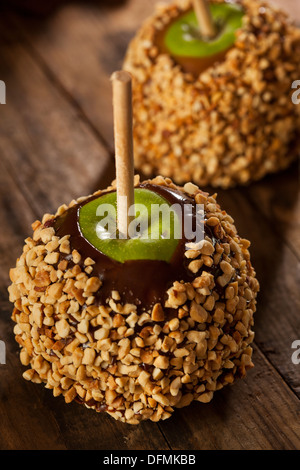 Hausgemachte Karamell Toffee Apple mit Erdnüssen für Halloween Stockfoto
