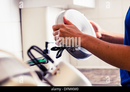 Hände von Frau Geschirrspülen Stockfoto