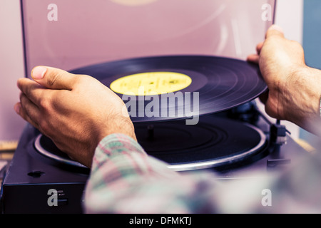 Mannes Hände Platzierung Datensatz auf einer Drehscheibe Stockfoto