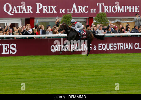 Paris, Frankreich. 6. Oktober 2013. Arc de Triomphe Festival 2013. Treve, geritten von Thierry Jarnet gewinnt die Qatar Prix de l ' Arc de Triomphe (Gruppe 1). Bildnachweis: Lajos-Eric Balogh/turfstock.com/dpa/Alamy Live-Nachrichten Stockfoto