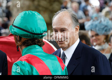 Paris, Frankreich. 6. Oktober 2013. Arc de Triomphe Festival 2013. Präsentation der Gewinner mit seiner Hoheit Aga Khan IV (bekannt als Karim Aga Khan) gewann den Prix de l ' Opera Longines (Gruppe 1) mit Dalkala. Bildnachweis: Lajos-Eric Balogh/turfstock.com/dpa/Alamy Live-Nachrichten Stockfoto