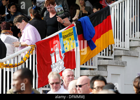 Paris, Frankreich. 6. Oktober 2013. Arc de Triomphe Festival 2013. Impressionen: Racegoers aus Deutschland genießen Sie die Rennen. Bildnachweis: Lajos-Eric Balogh/turfstock.com/dpa/Alamy Live-Nachrichten Stockfoto